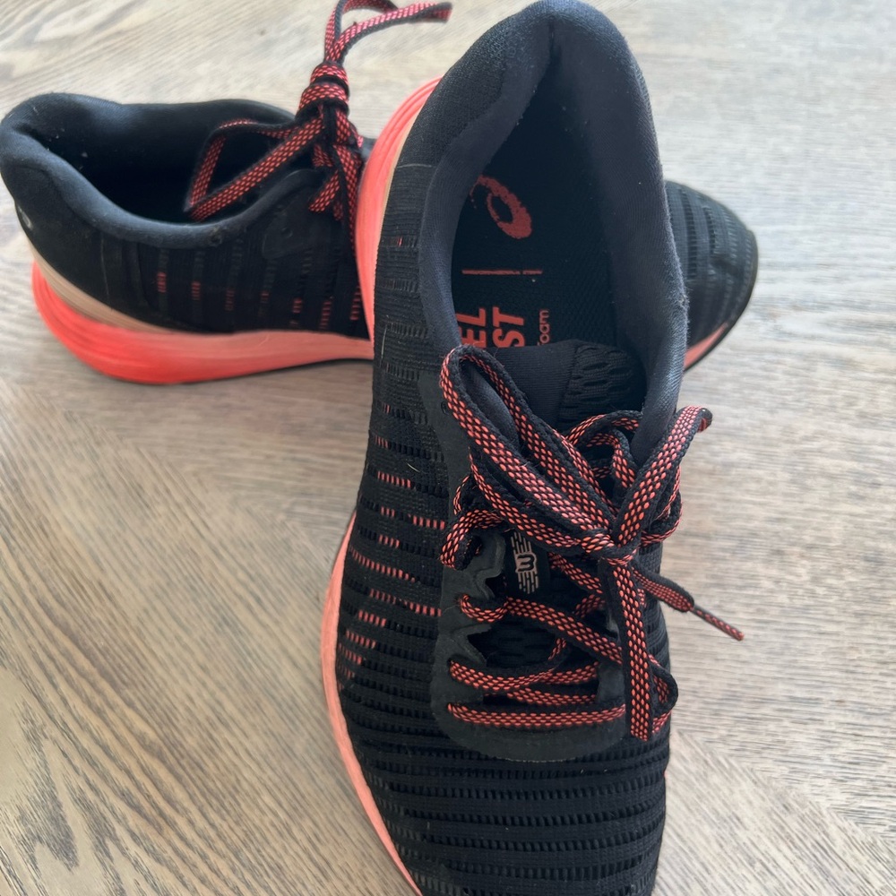 Asics DynaFlyte 3 Black Sneakers with Coral Accents Women size 6